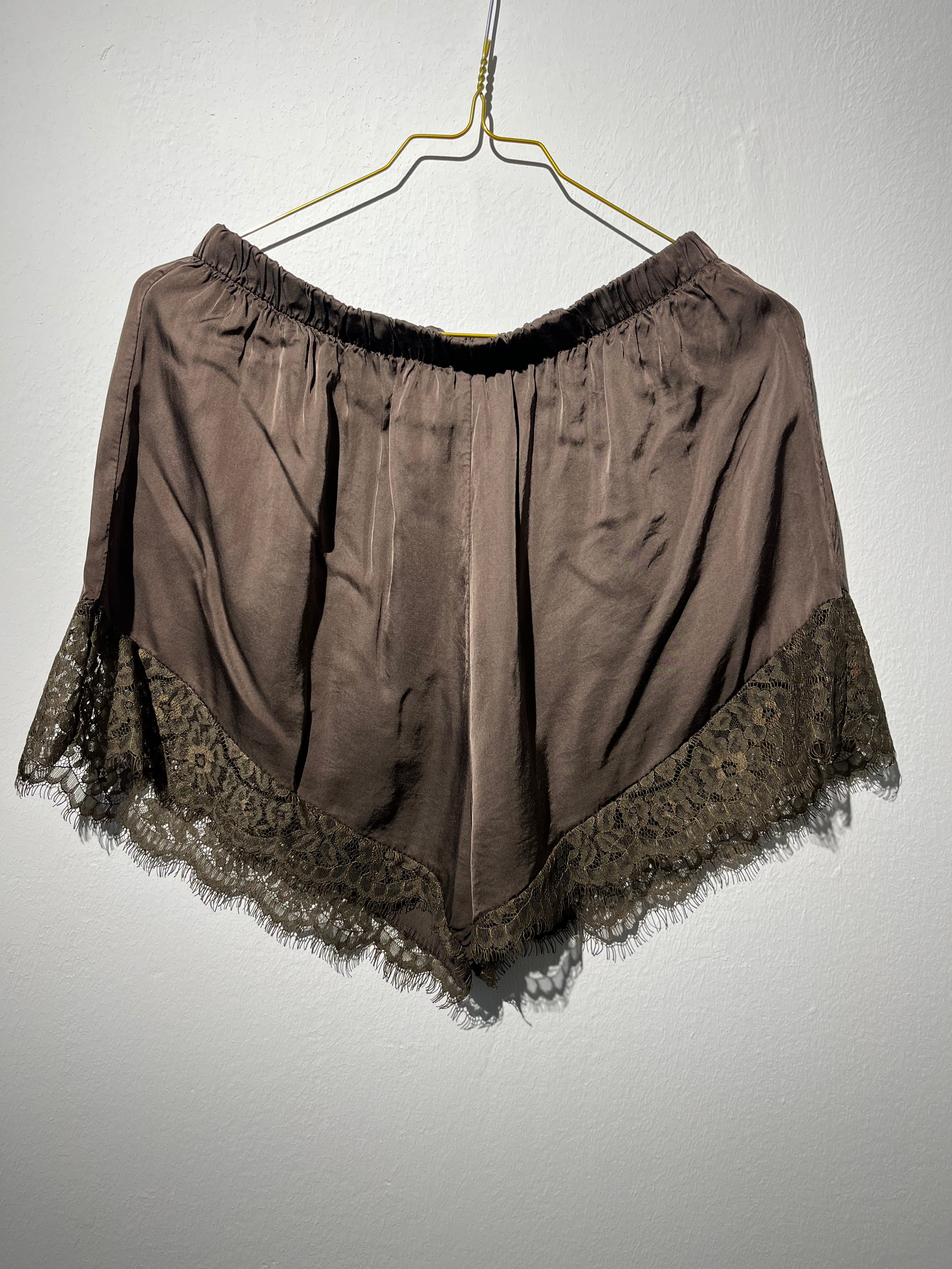 SILKY LACE SHORTS “BROWN”