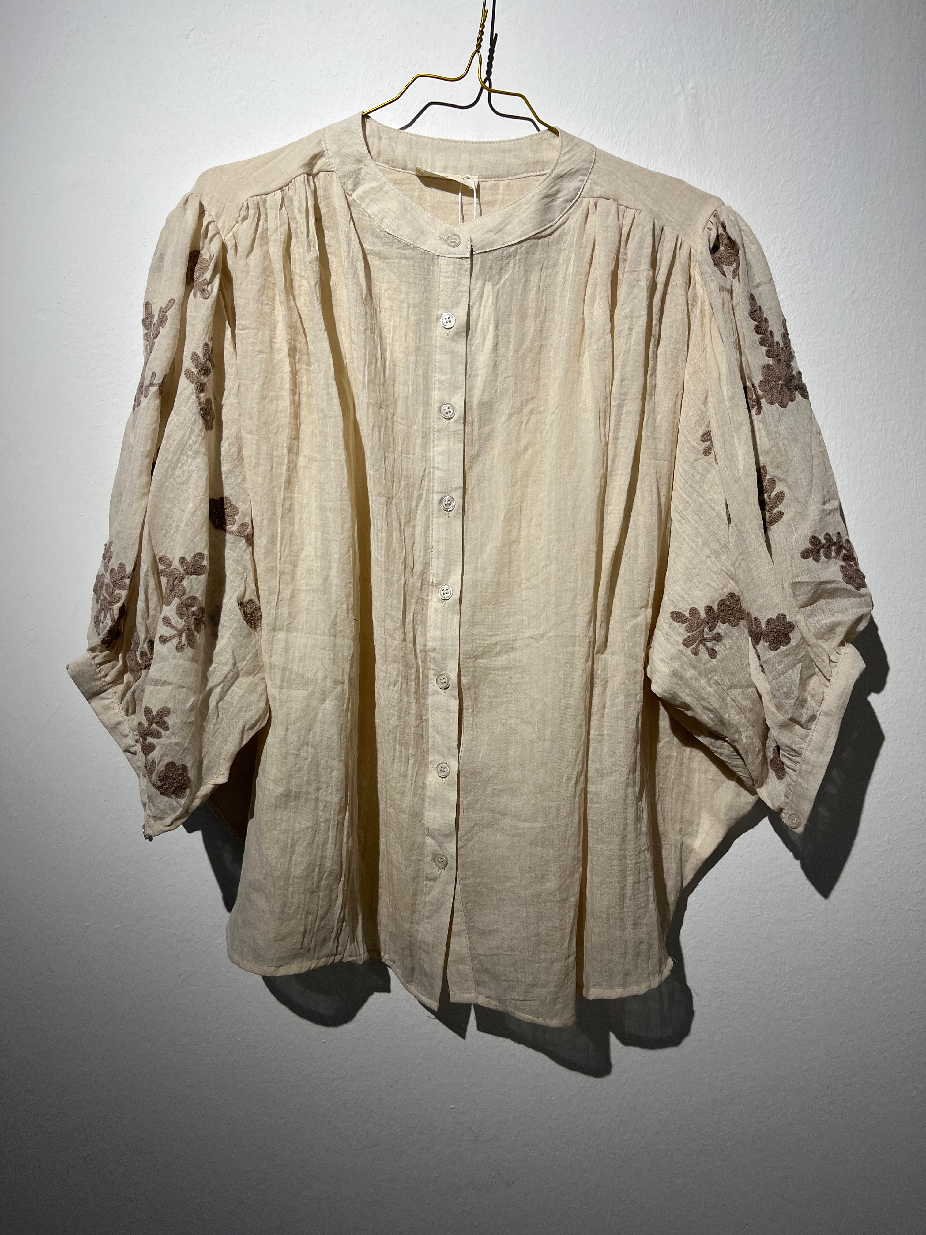 BLUSE “CREAM” STICKEREI