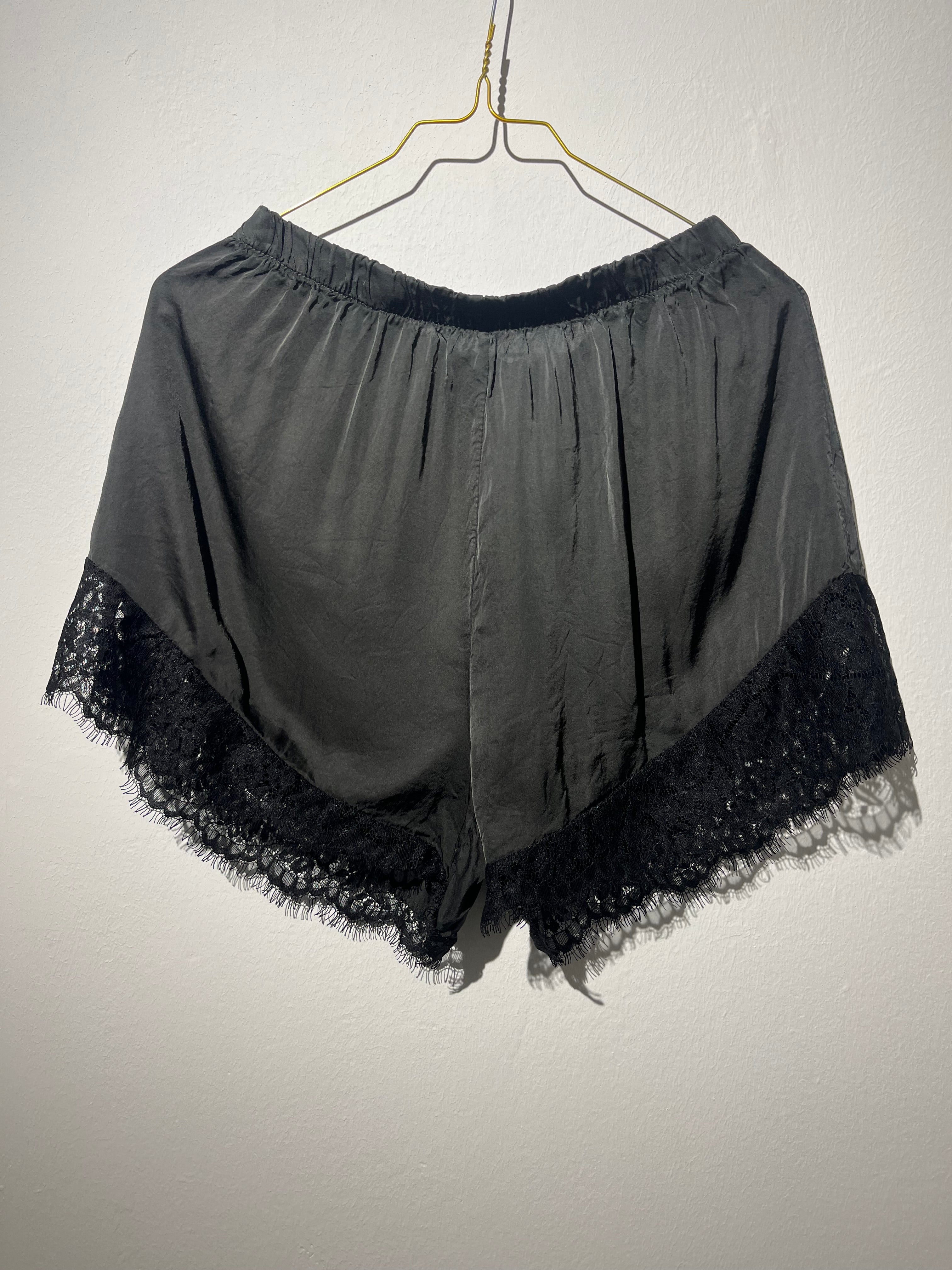 SILKY LACE SHORTS “BLACK“ • 100% Viscose