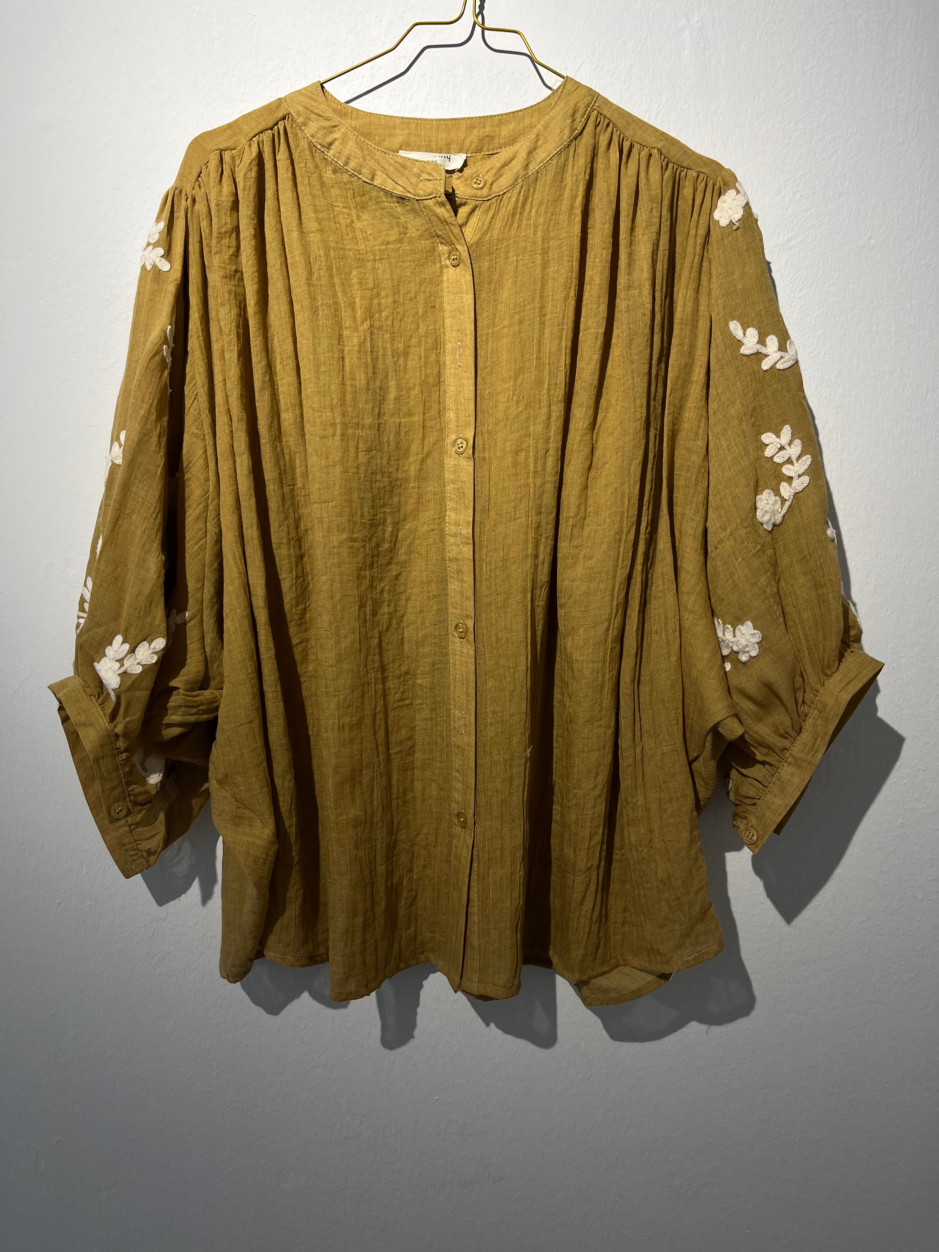 BLUSE “MUSTARD” mit Stickerei • 100% Cotton