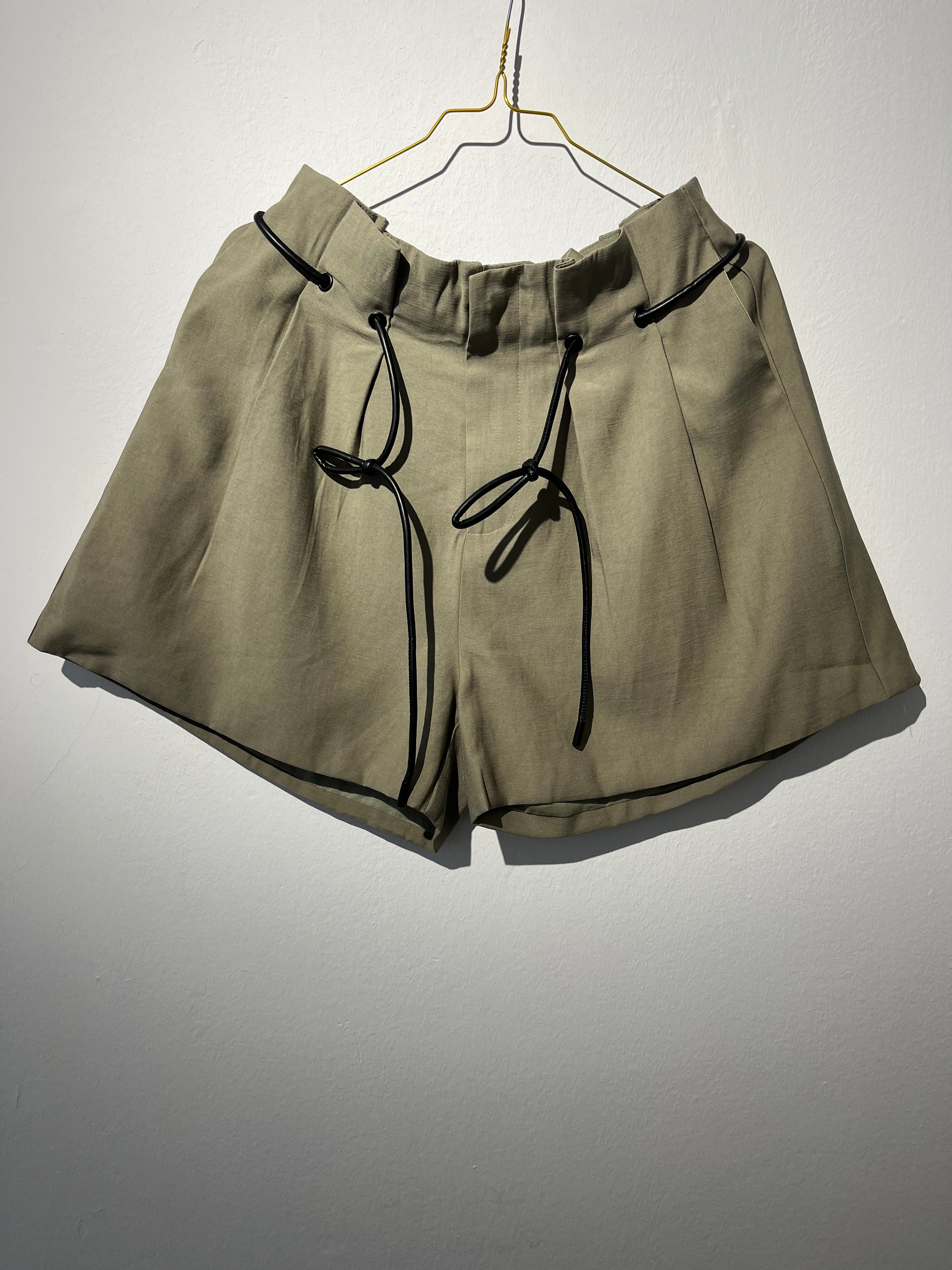 BELT SHORTS “KHAKI“ • 80% Viscose ; 20% Poly