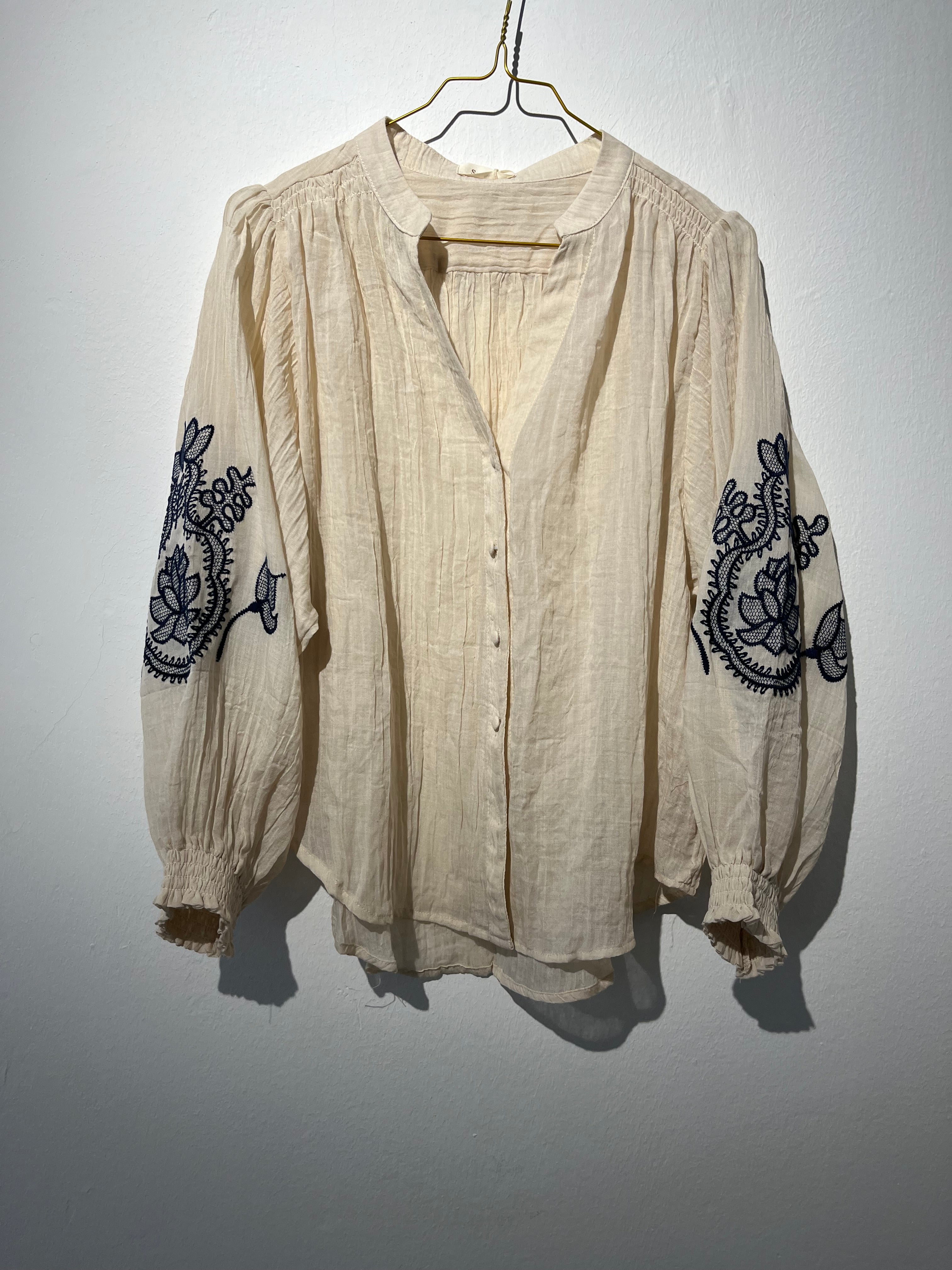 BLUSE “CREME” mit Stickerei • 100% Cotton