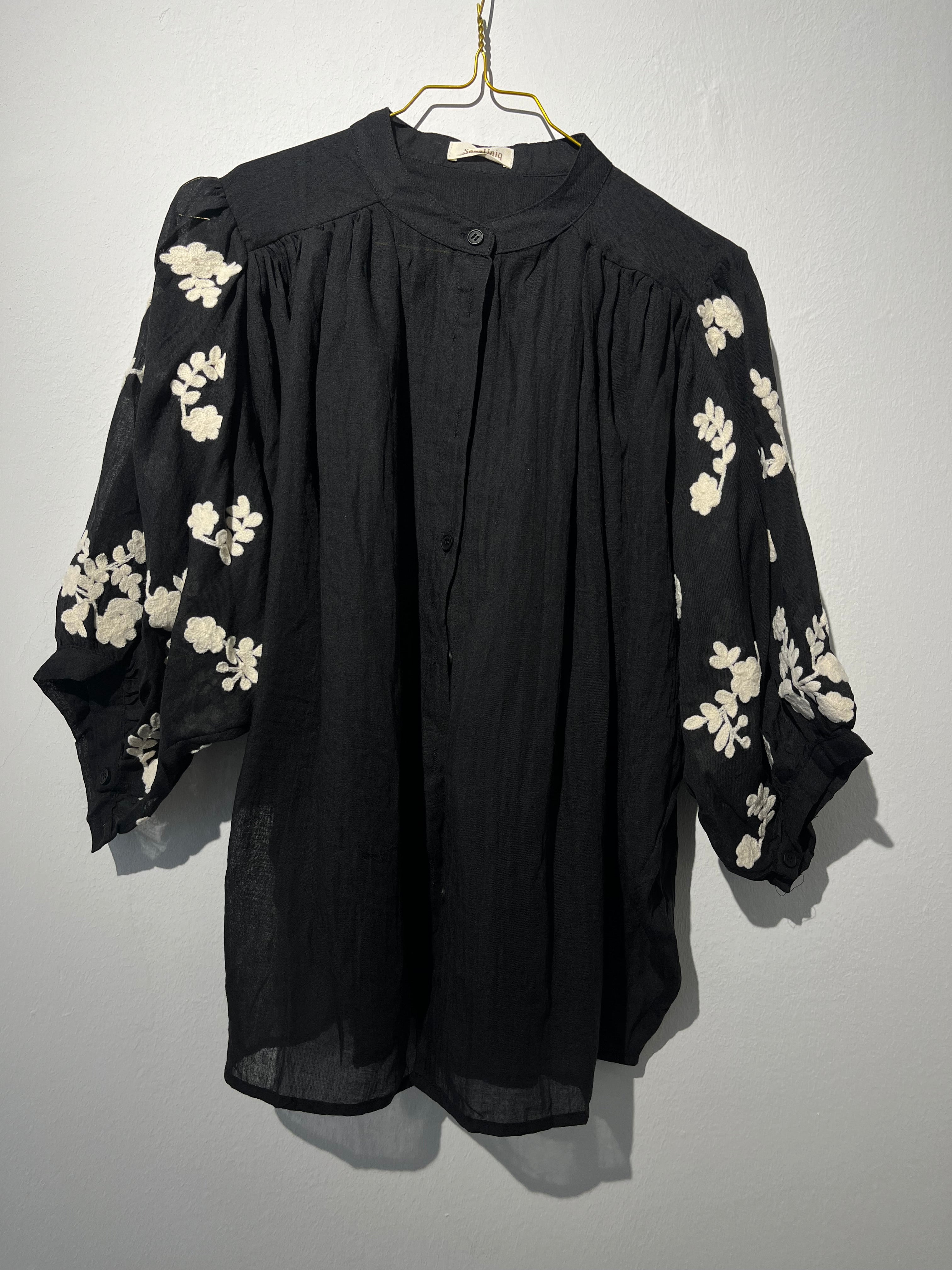 BLUSE „BLACK” mit Stickerei • 100% Cotton