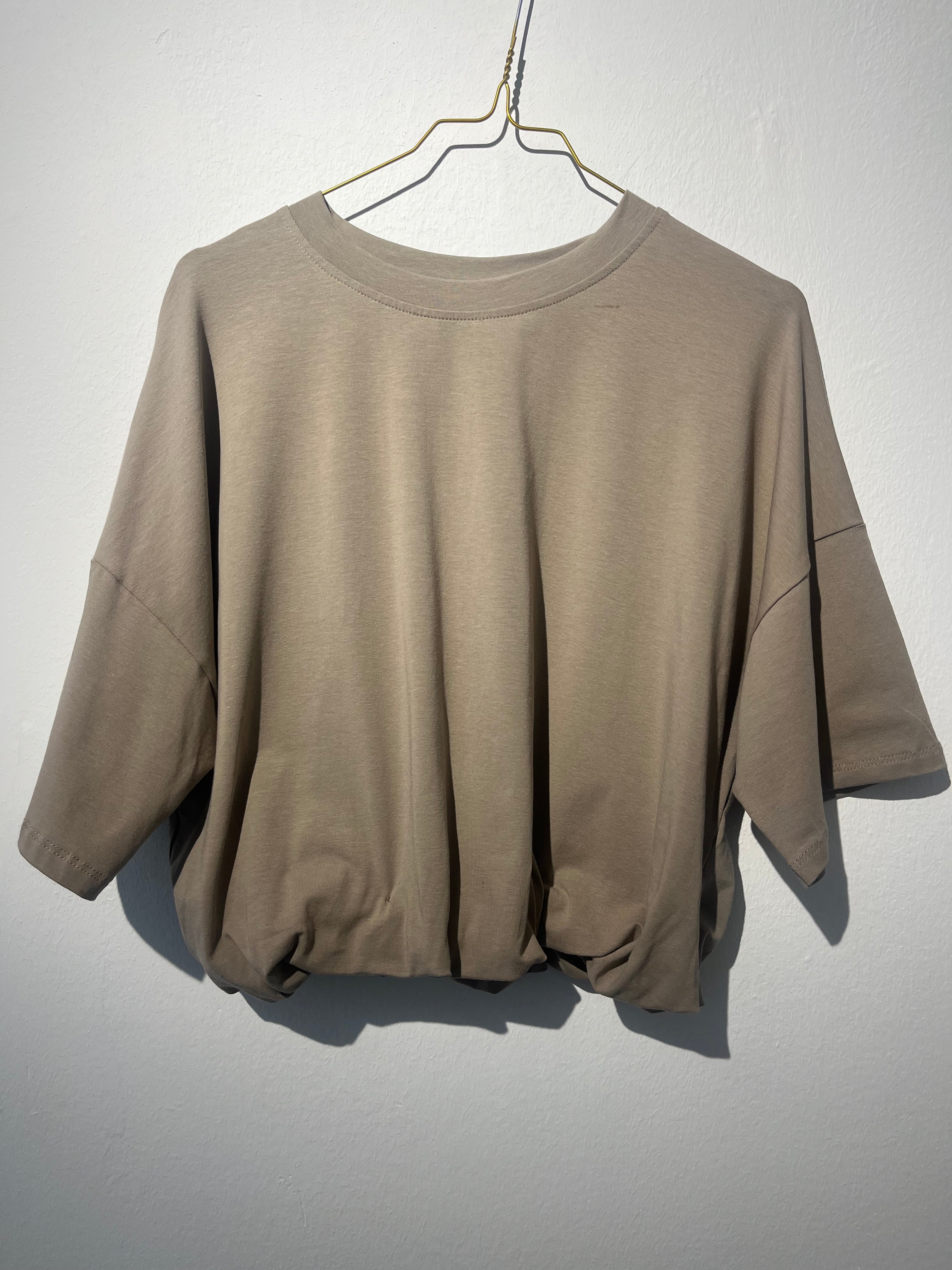SHIRT “CROPPED“ sand • 90% Cotton; 10%Elastane