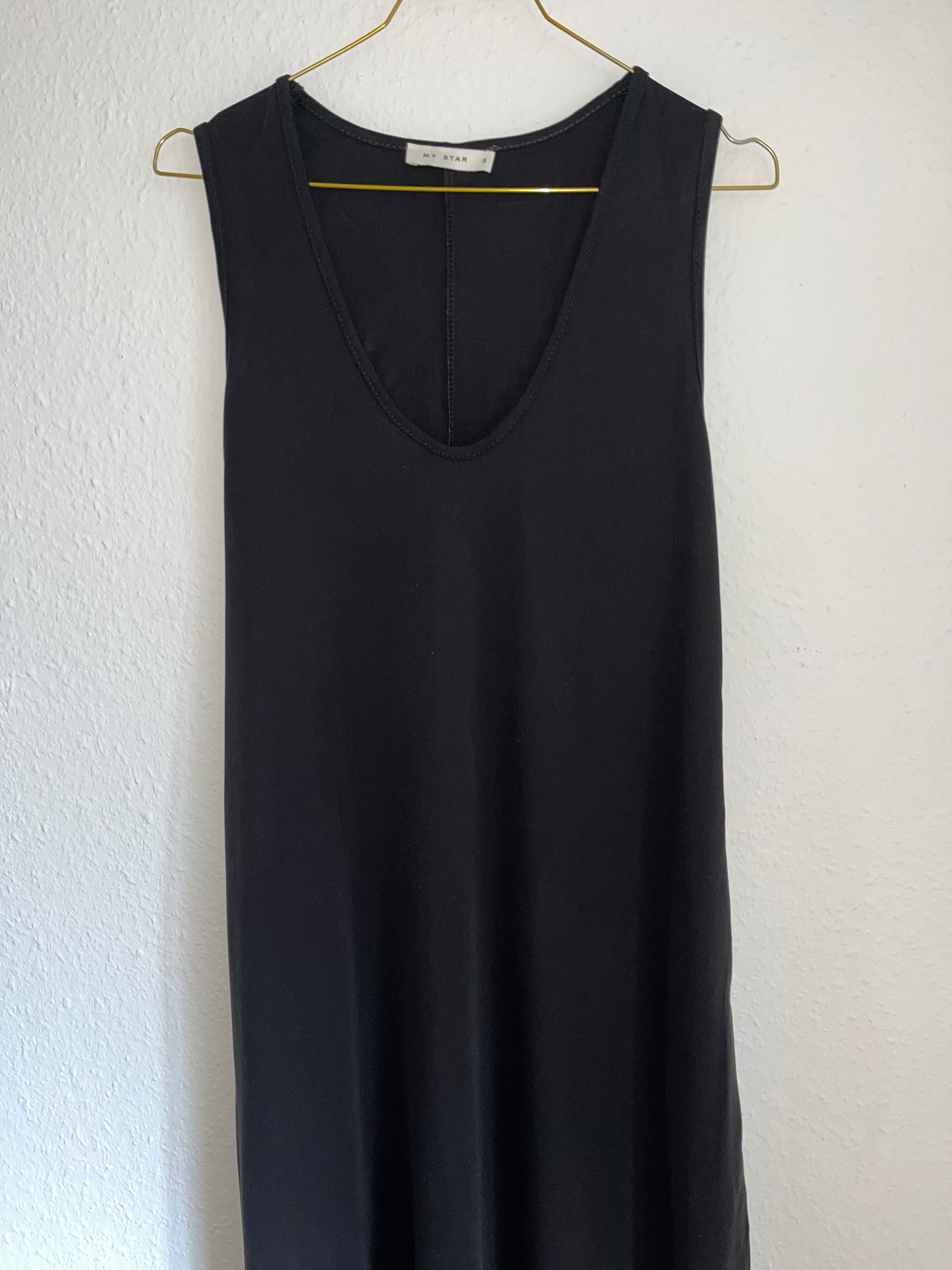 STUDIO DRESS “BLACK“ • 88% Viscose; 12% Poly
